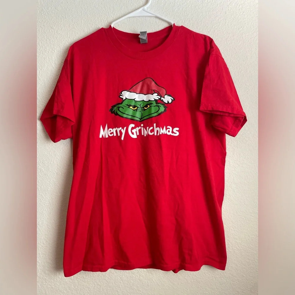Gildan women’s red short sleeve merry grinchmas graphic shirt size L